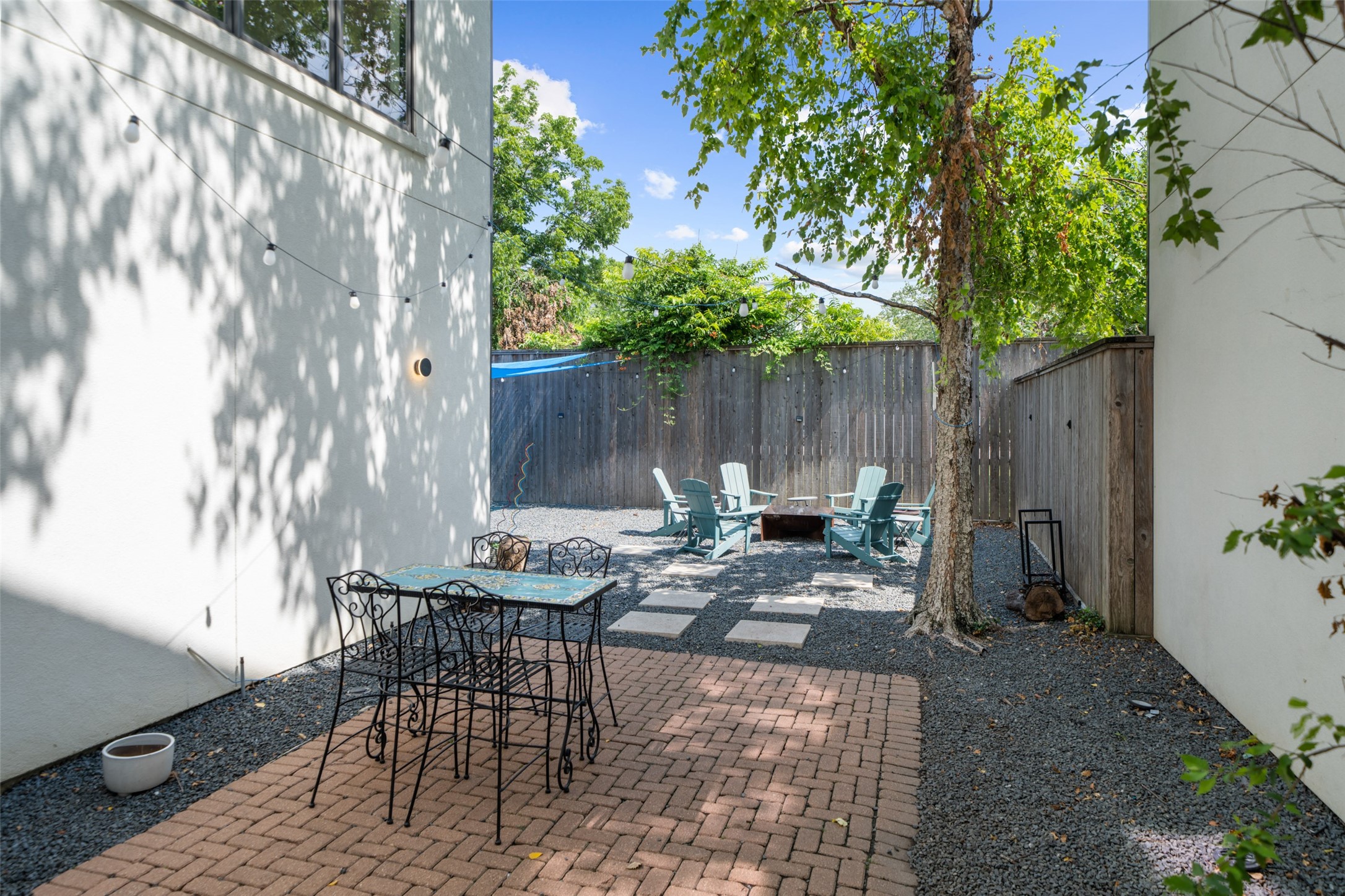 2014 Decatur Street Houston, TX 77007 - Photo 34 of 41 a view of backyard with a table and chairs in patio