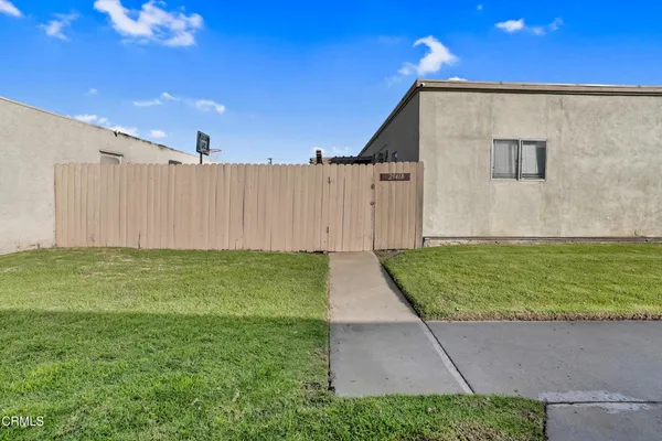 a view of a back yard