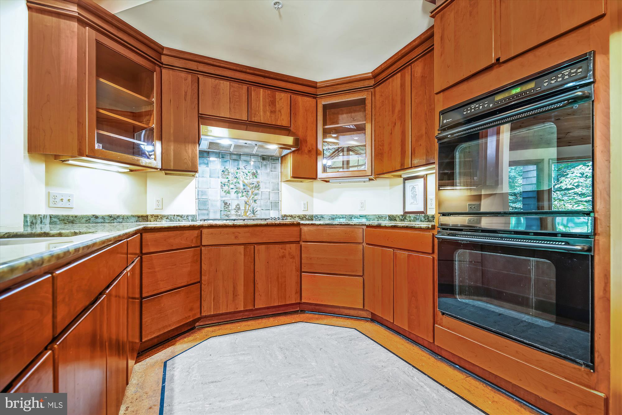 14702 West Auburn Road Accokeek, MD 20607 - Photo 27 of 76 Gas 5-burner Thermador cooktop/double oven