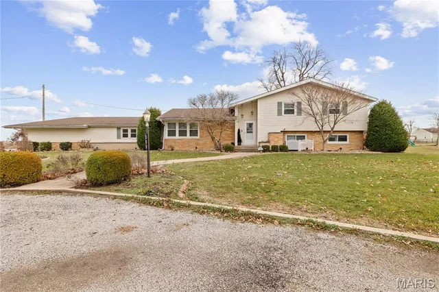 $249,900 | 206 Oak Street, Raymond, IL 62560