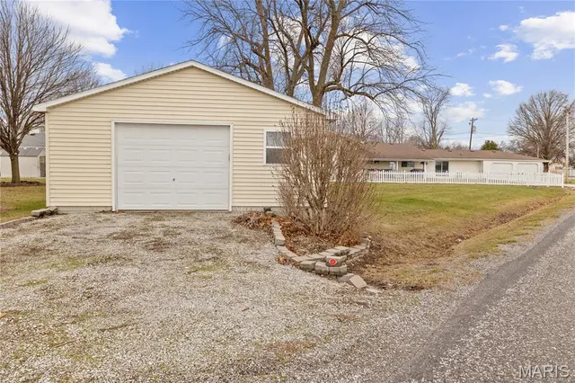$249,900 | 206 Oak Street, Raymond, IL 62560