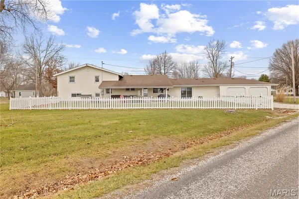 $249,900 | 206 Oak Street, Raymond, IL 62560