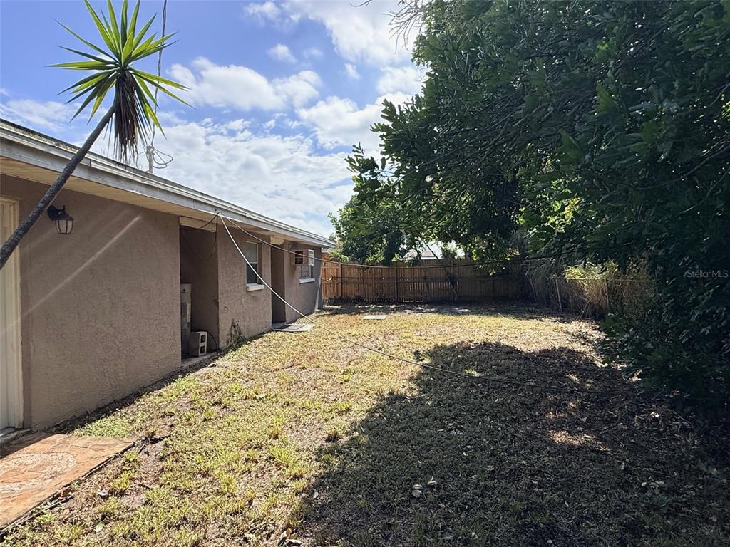 3704 36th Street West Bradenton, FL 34205 - Photo 29 of 34 a backyard of a house