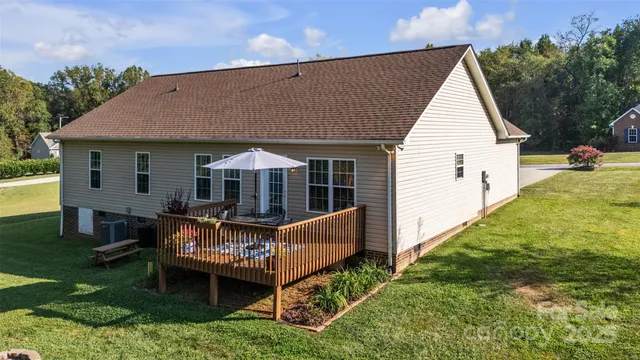 a view of a house with backyard and porch