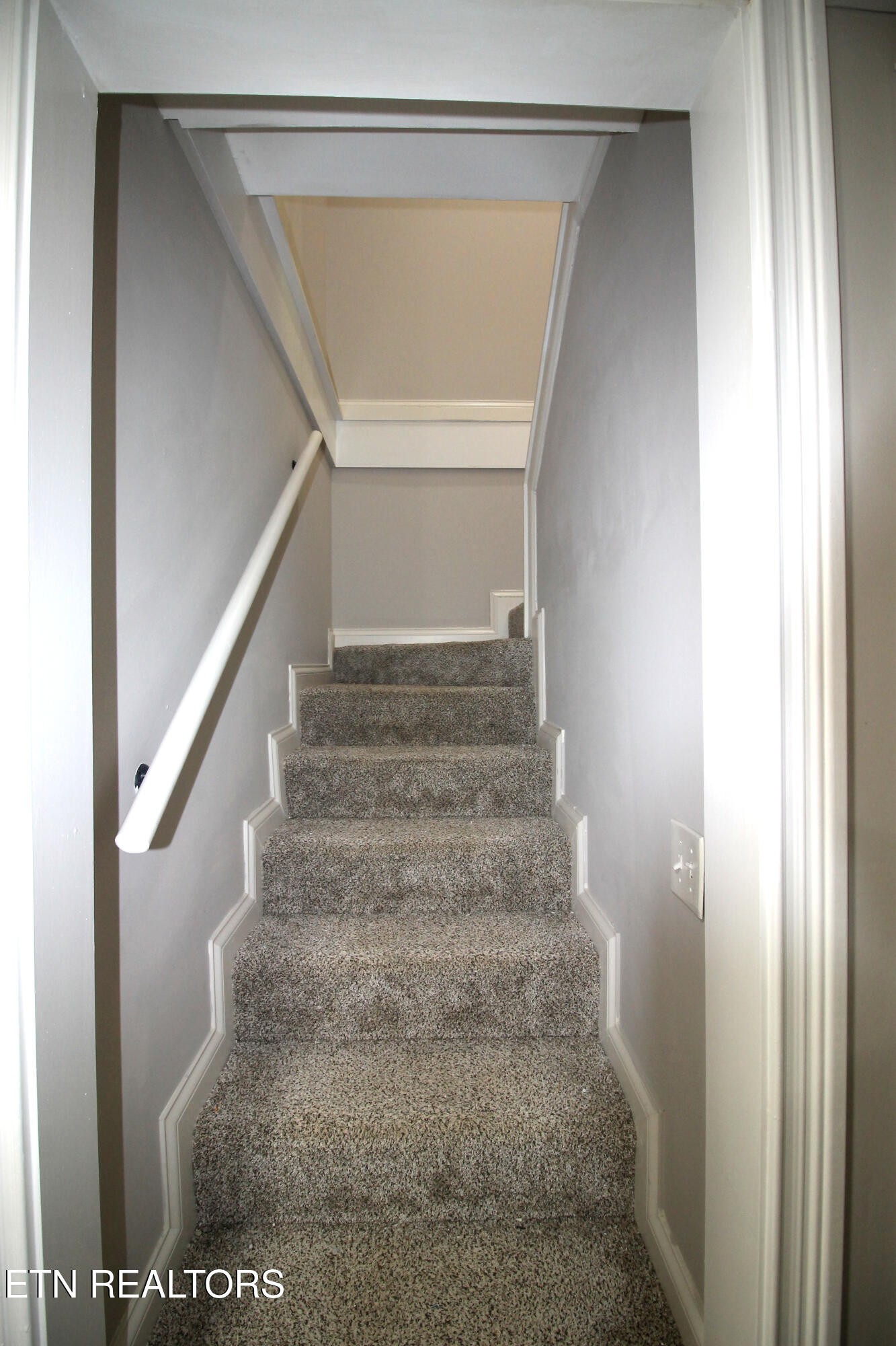 130 Andover Circle Oak Ridge, TN 37830 - Photo 8 of 24 a view of entryway