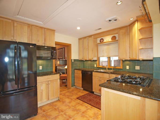 304 Dennis Avenue Silver Spring, MD 20901 - Photo 14 of 25 Kitchen