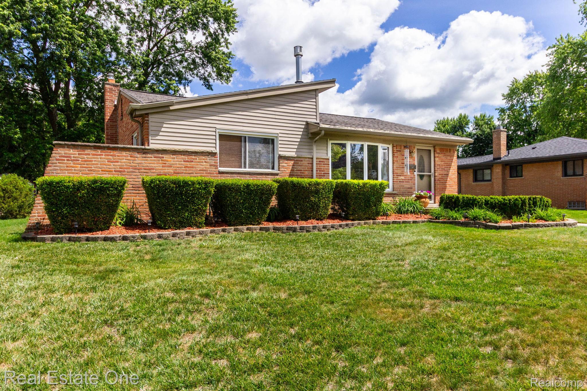 220 Winry Drive Rochester, MI 48307 - Photo 2 of 35 Exterior featuring a brick and siding facade, bay window, and gabled roofline