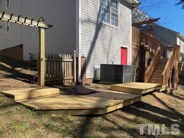a view of a house with backyard