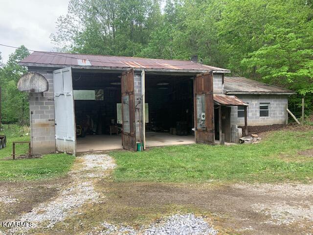 214 Robinson Road Tazewell, TN 37879 - Photo 26 of 36 Garage outside