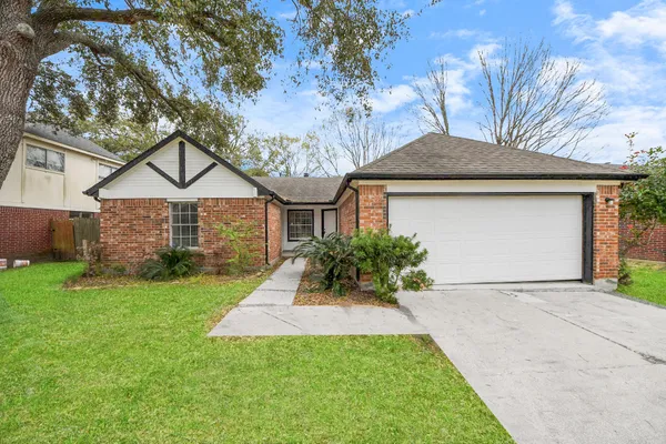 $2,300 | 4915 Pecan Grove Drive, Pearland, TX 77584