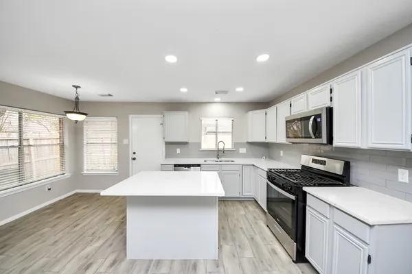 $2,300 | 4915 Pecan Grove Drive, Pearland, TX 77584