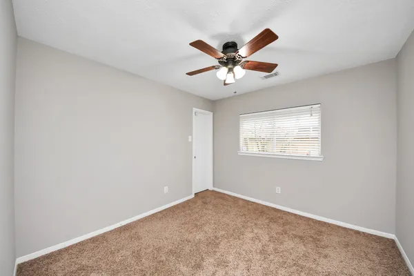 $2,300 | 4915 Pecan Grove Drive, Pearland, TX 77584