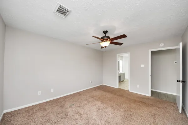 $2,300 | 4915 Pecan Grove Drive, Pearland, TX 77584