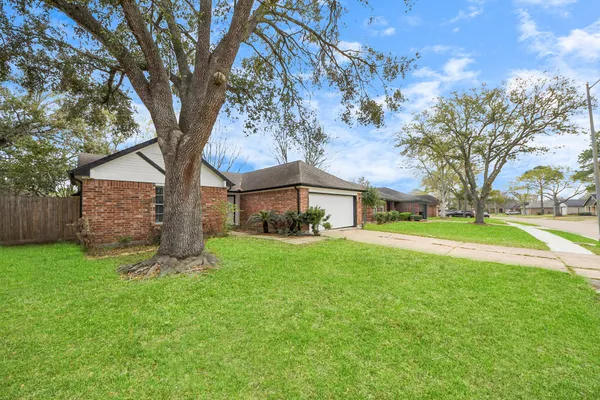 $2,300 | 4915 Pecan Grove Drive, Pearland, TX 77584