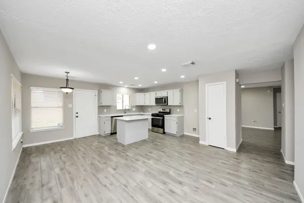 $2,300 | 4915 Pecan Grove Drive, Pearland, TX 77584