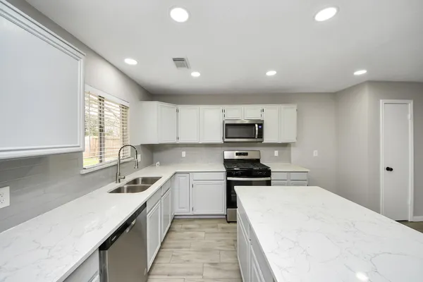 $2,300 | 4915 Pecan Grove Drive, Pearland, TX 77584