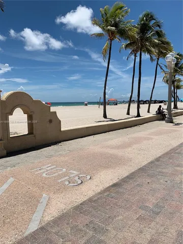 $329,900 | 322 Taylor Street, Unit 2D, Hollywood, FL 33019