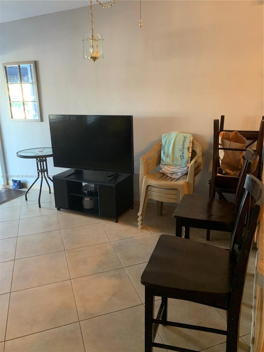 322 Taylor Street, Unit 2D Hollywood, FL 33019 - Photo 11 of 47