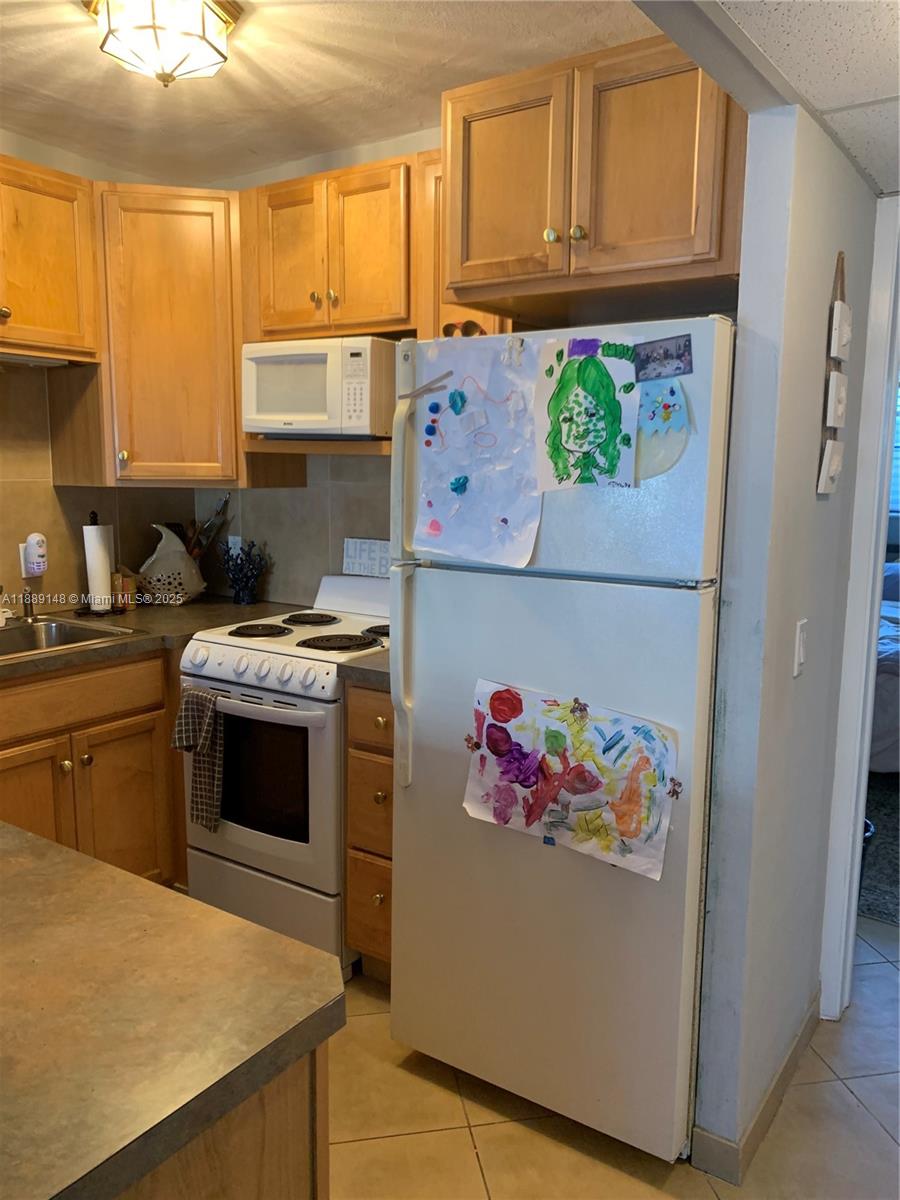 322 Taylor Street, Unit 2D Hollywood, FL 33019 - Photo 12 of 47