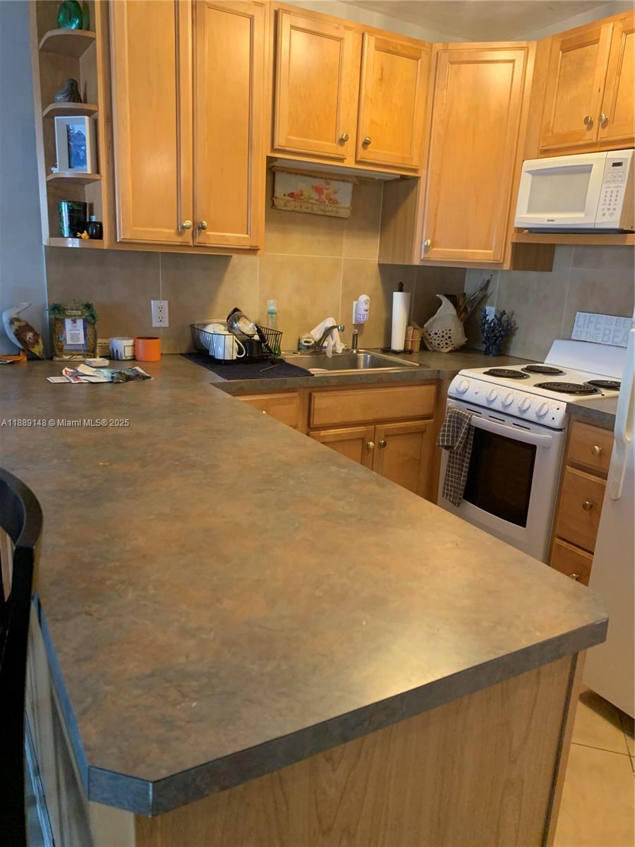 322 Taylor Street, Unit 2D Hollywood, FL 33019 - Photo 13 of 47