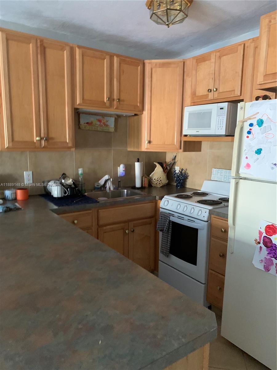 322 Taylor Street, Unit 2D Hollywood, FL 33019 - Photo 15 of 47