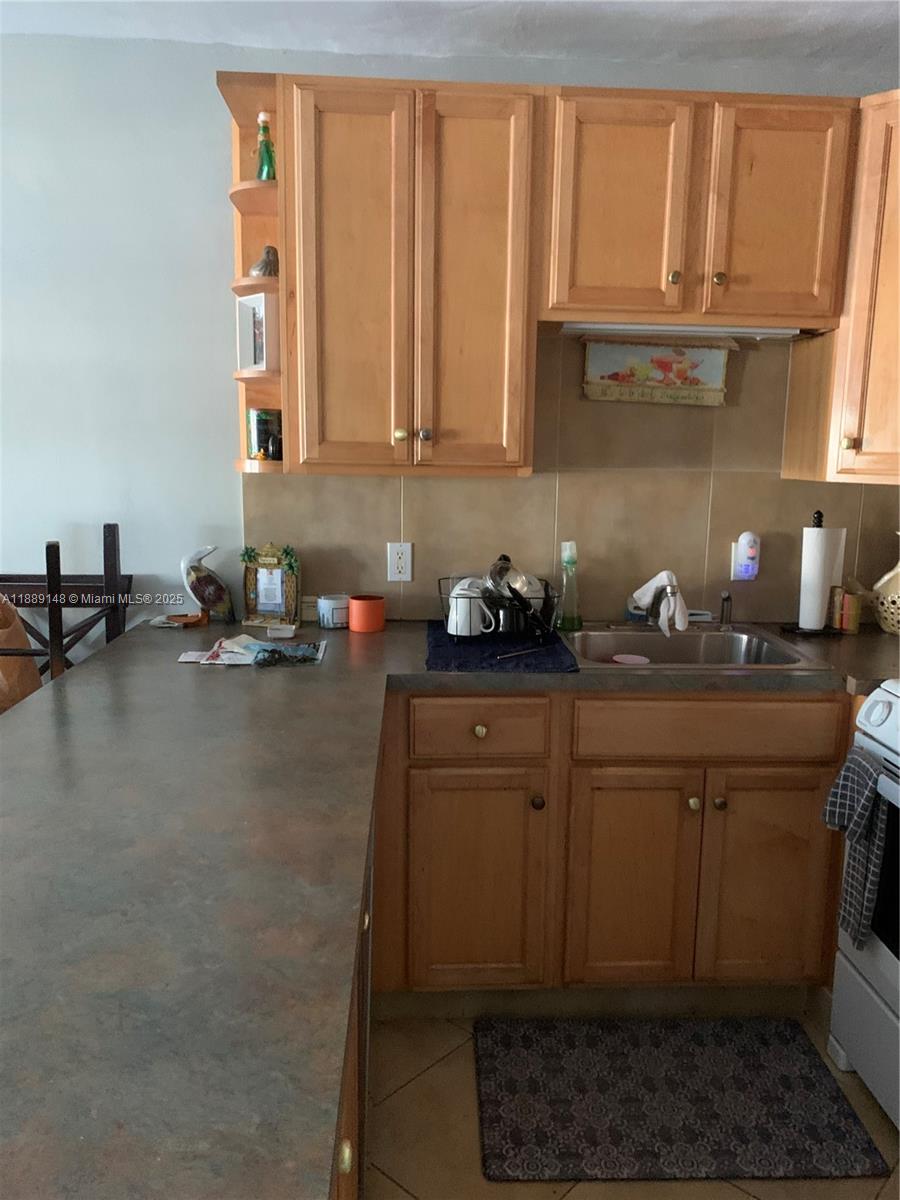 322 Taylor Street, Unit 2D Hollywood, FL 33019 - Photo 17 of 47