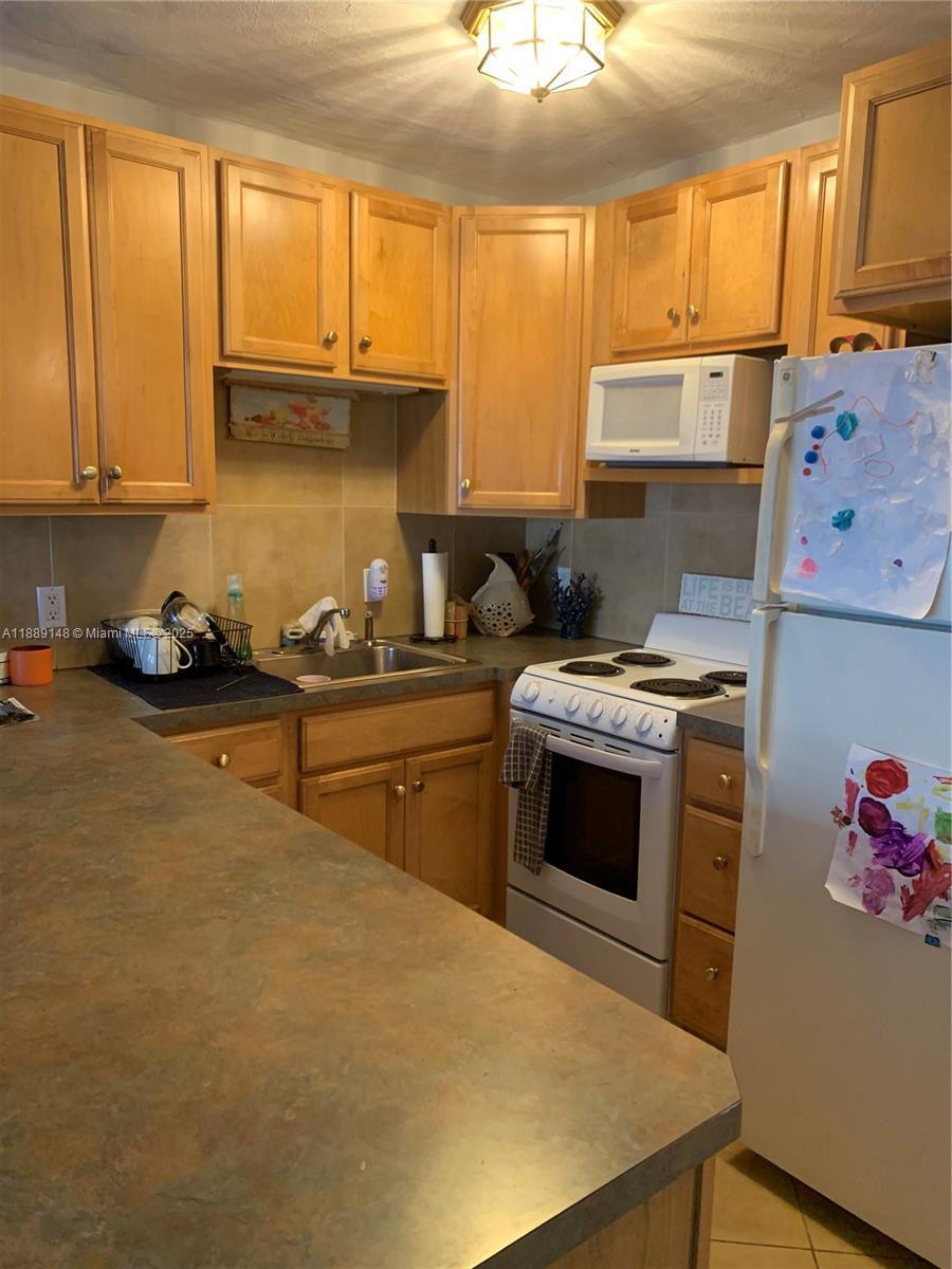 322 Taylor Street, Unit 2D Hollywood, FL 33019 - Photo 18 of 47