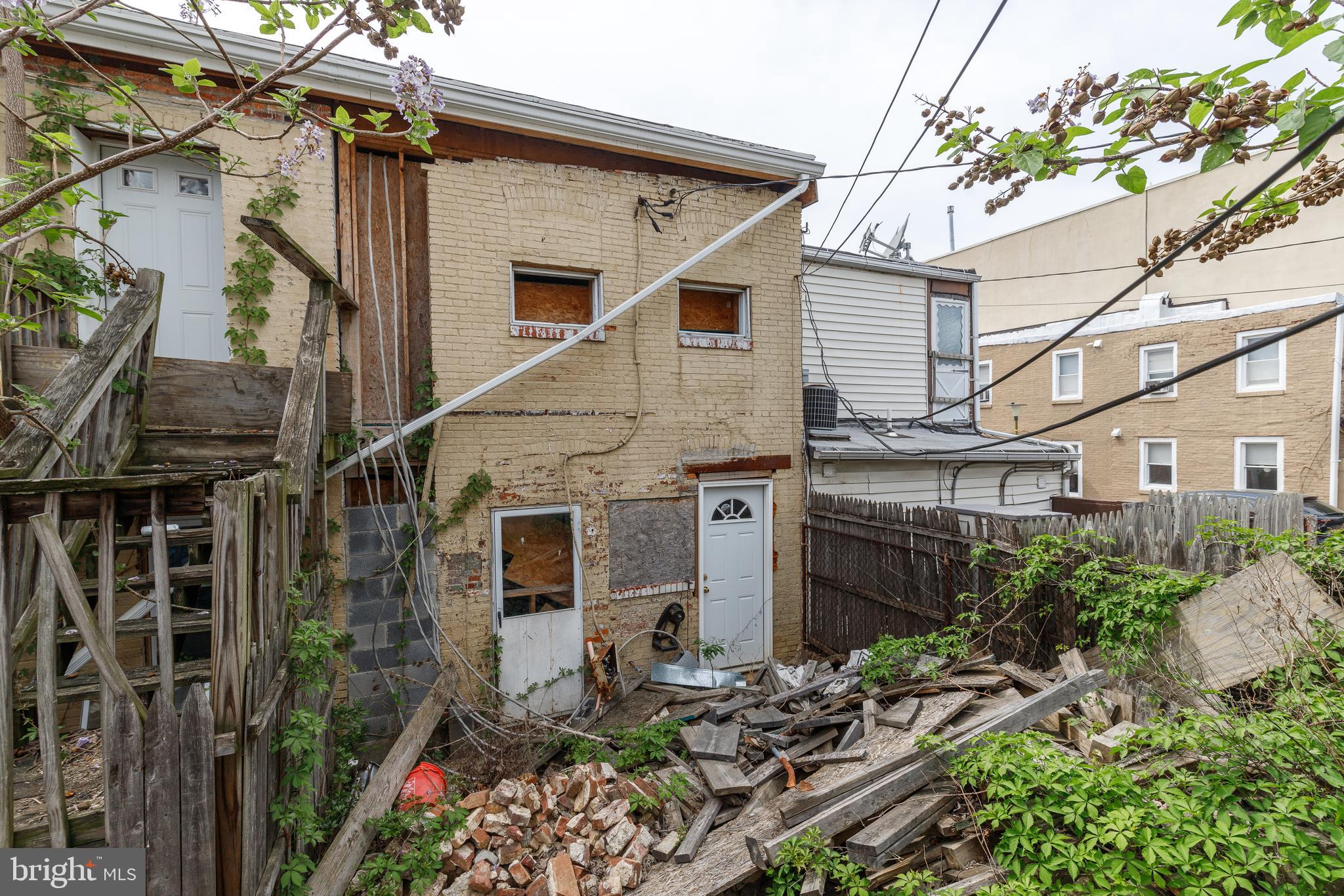 1729 Light Street Baltimore, MD 21230 - Photo 34 of 37 a backyard of a house