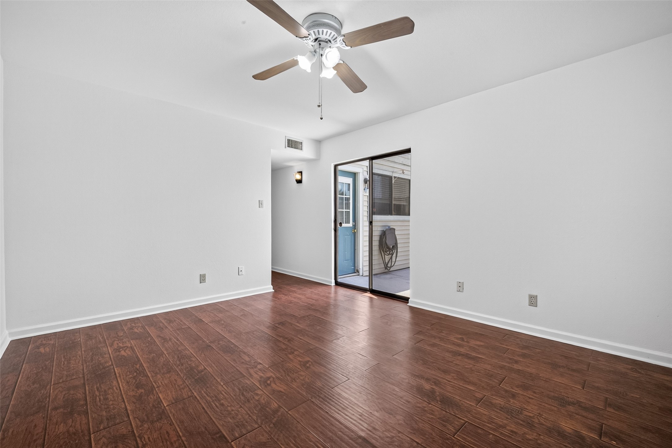 6401 Deihl Road, Unit 902 Houston, TX 77092 - Photo 17 of 35 Spacious bedroom seamlessly connects to a serene back patio through sliding doors, offering a perfect blend of indoor comfort and outdoor tranquility.