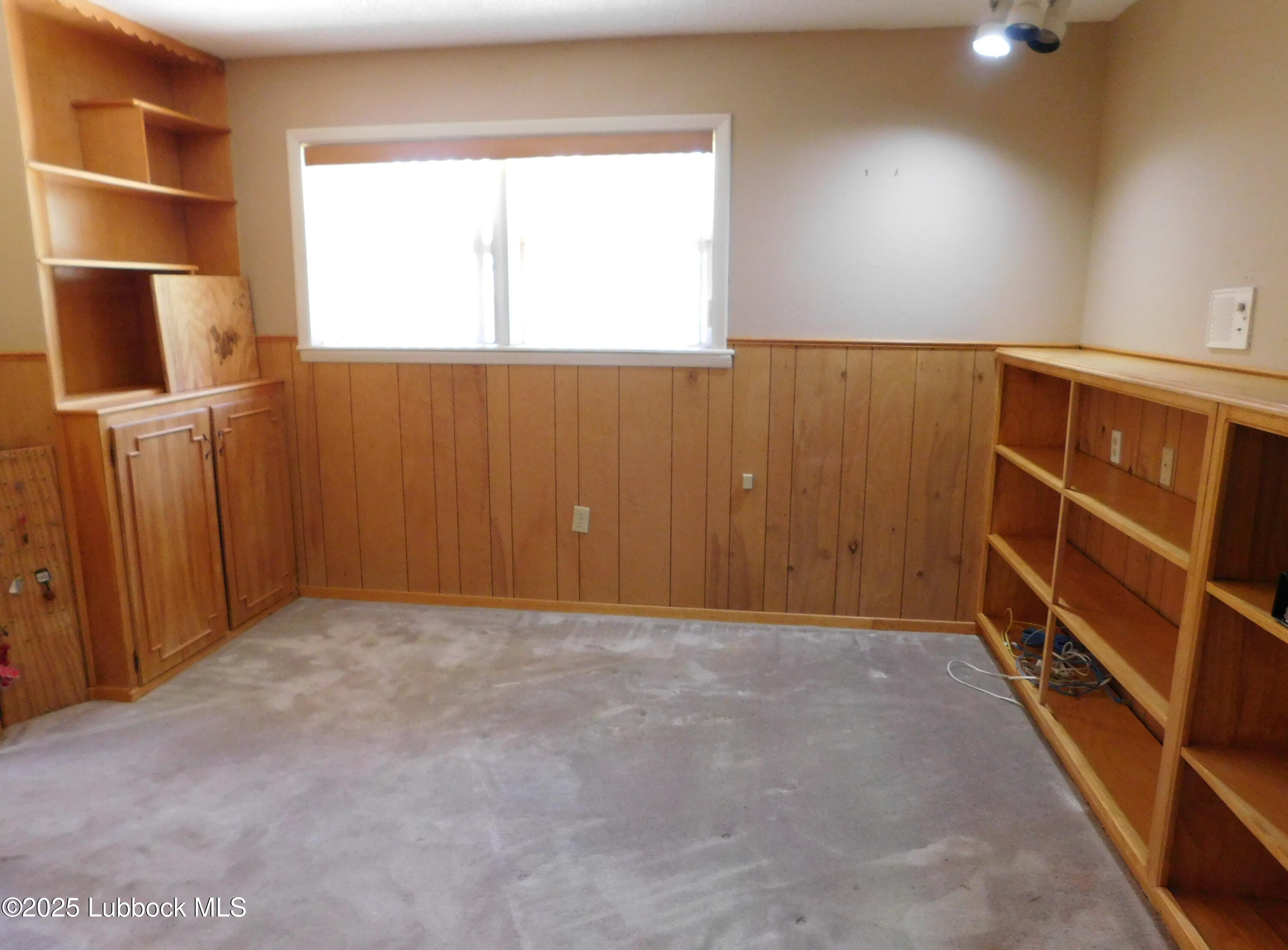 1925 Highway 70 Muleshoe, TX 79347 - Photo 14 of 49 an empty room with cabinet and windows