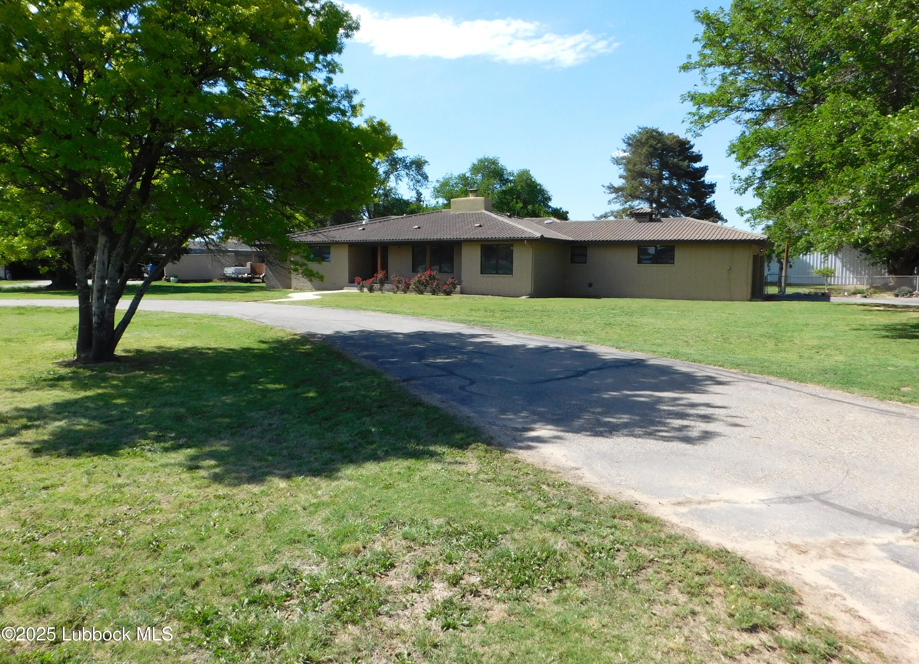 1925 Highway 70 Muleshoe, TX 79347 - Photo 3 of 49 a front view of a house with garden