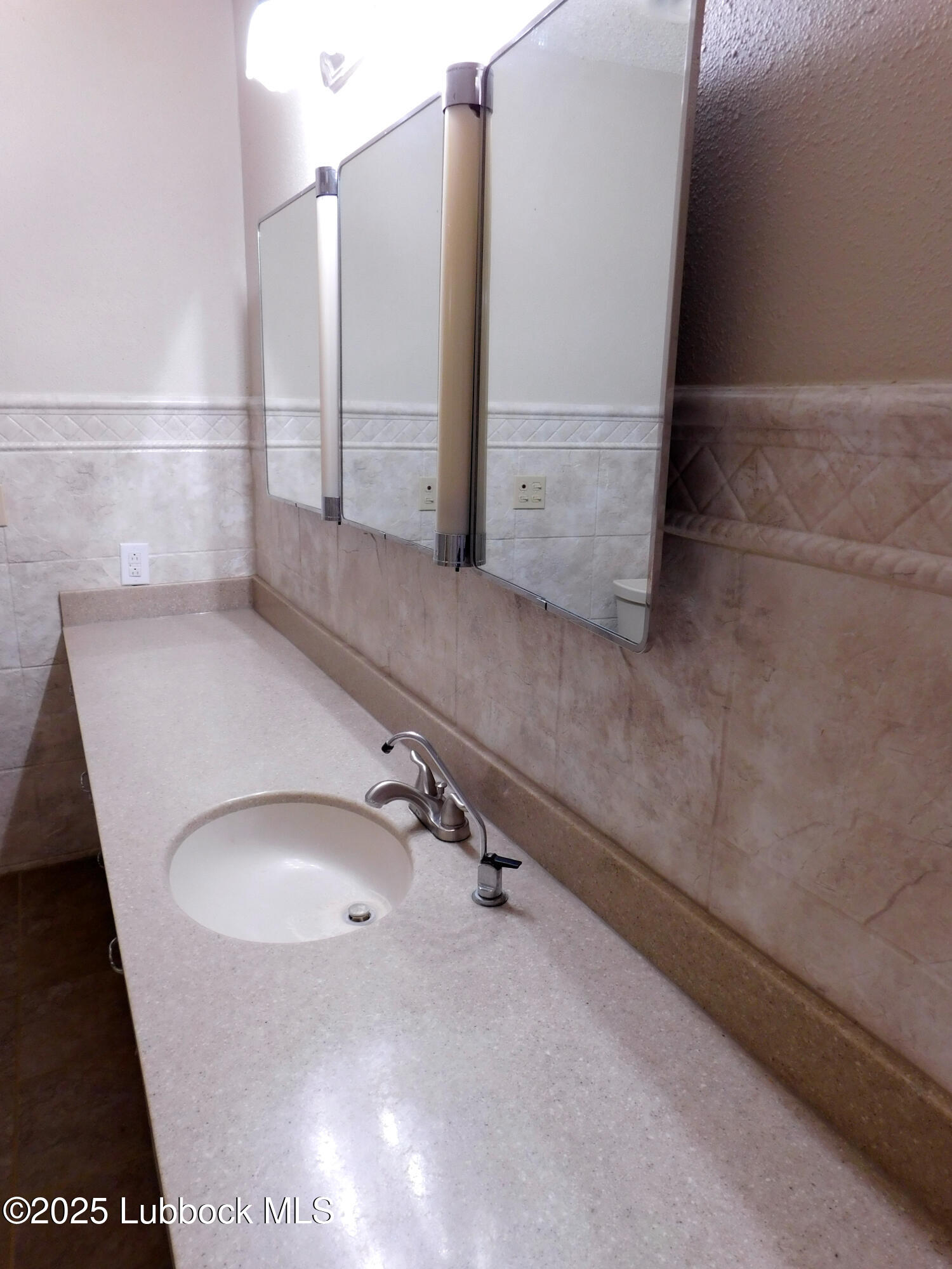 1925 Highway 70 Muleshoe, TX 79347 - Photo 36 of 49 closeup of a sink