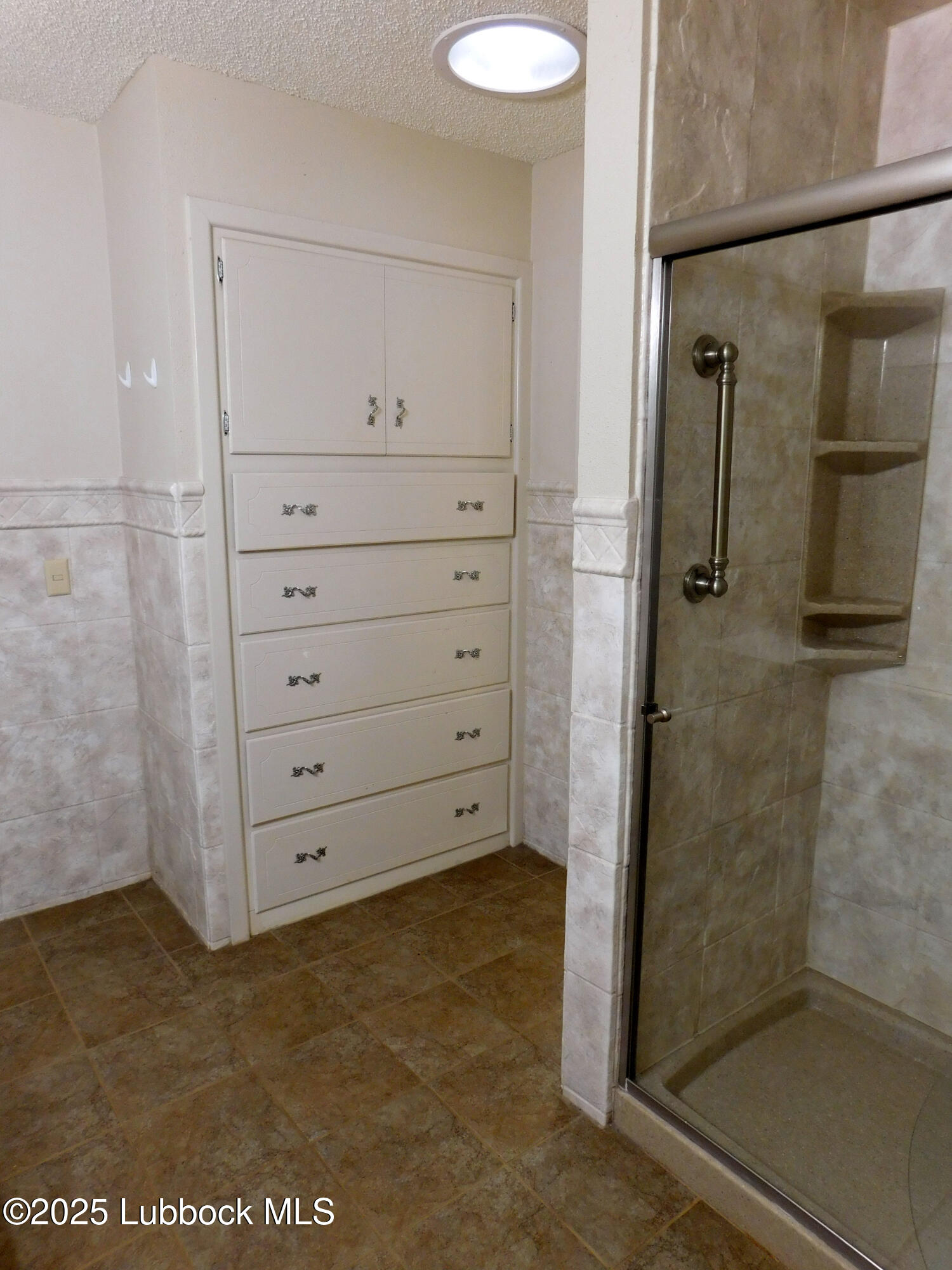 1925 Highway 70 Muleshoe, TX 79347 - Photo 37 of 49 a bathroom with a shower