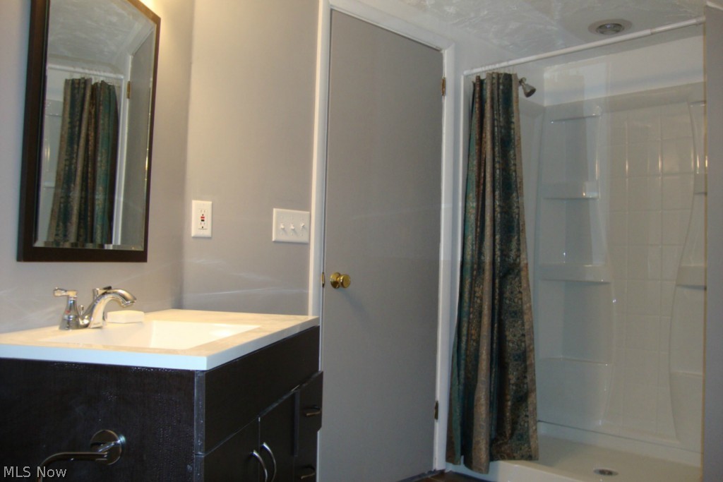 1711 Sunview Road Cleveland, OH 44124 - Photo 9 of 13