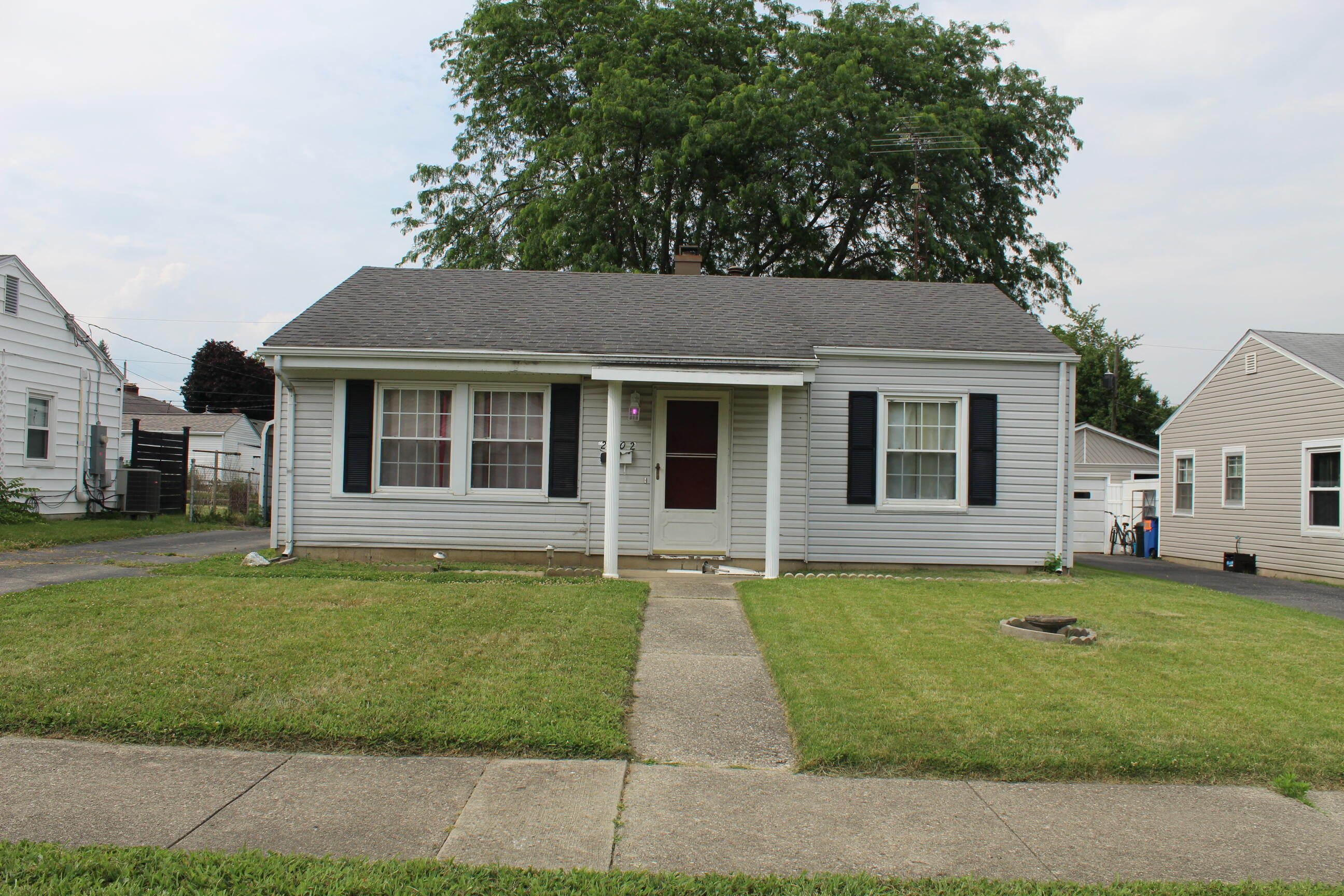 2202 North Hadley Road Springfield, OH 45505 - Photo 1 of 6 01