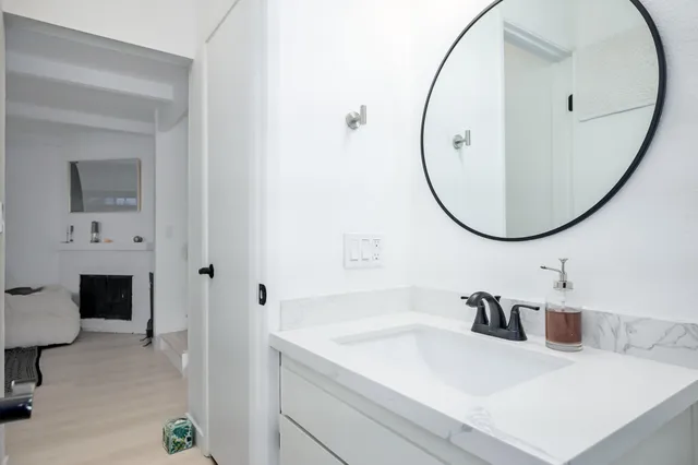 a view of a back yard