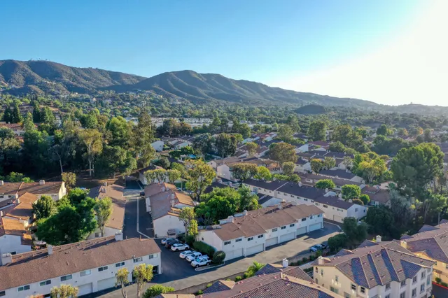 a view of a house with backyard and porch