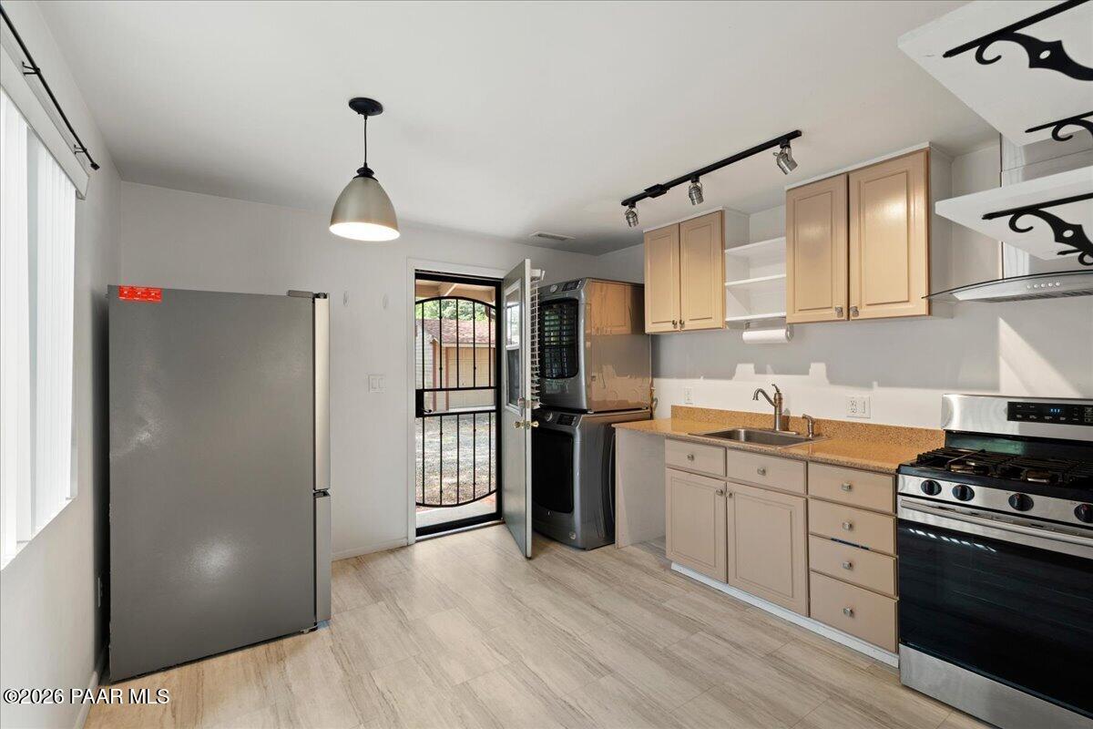 622 Ruth Street Prescott, AZ 86301 - Photo 14 of 32 09-Dining, Kitchen & Laundry