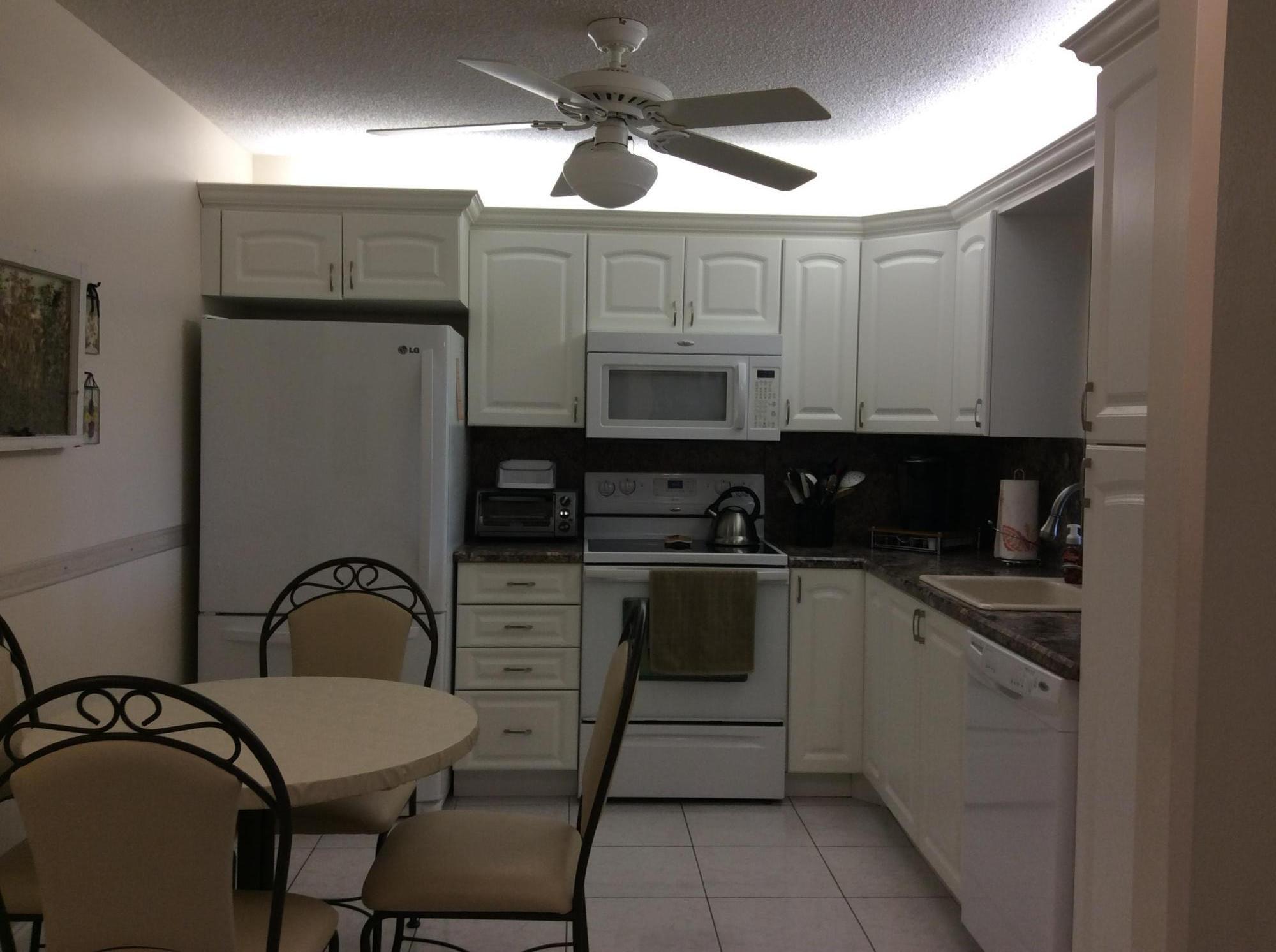 9034 Flynn Circle, Unit 3 Boca Raton, FL 33496 - Photo 5 of 25 kitchen
