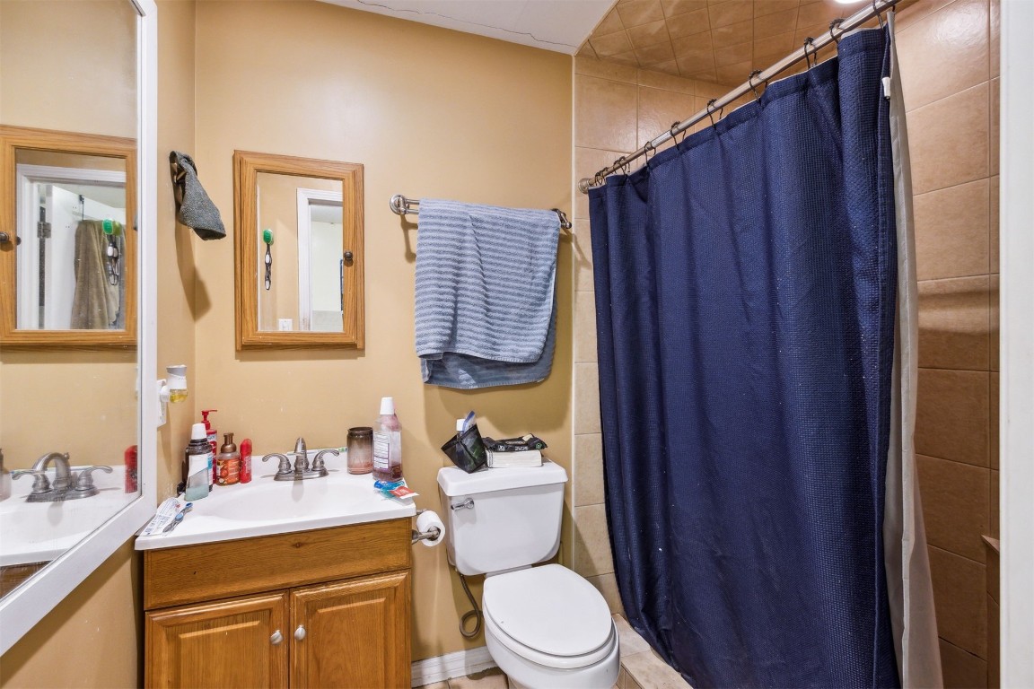 850310 Us Highway Yulee, FL 32097 - Photo 13 of 13 a bathroom with a toilet a sink and a mirror