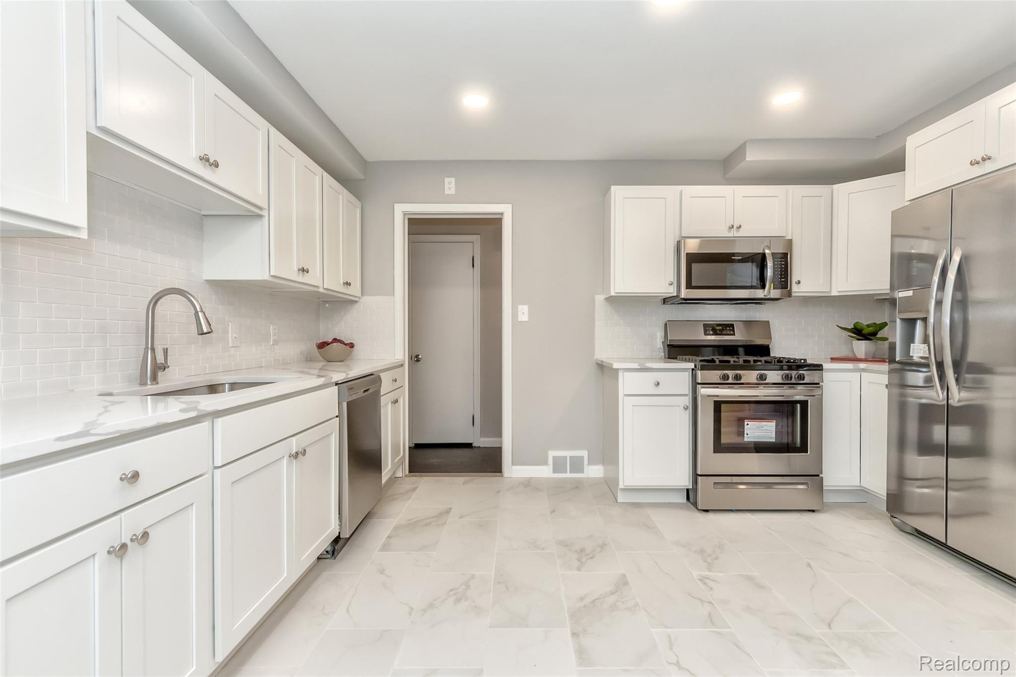 3801 Yorkshire Road Detroit, MI 48224 - Photo 11 of 30 10.jpg