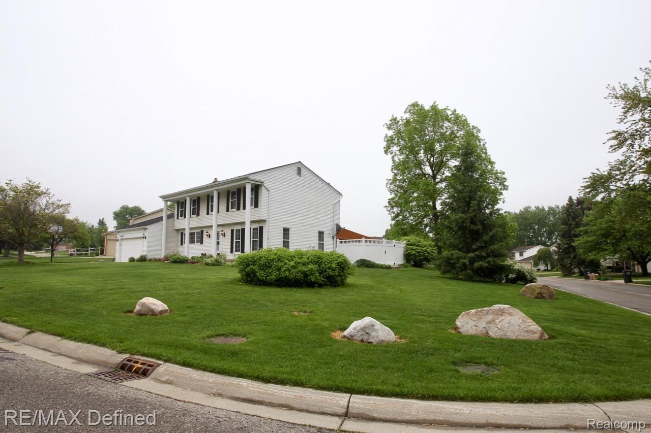 943 Downhill Lane Rochester, MI 48307 - Photo 3 of 43 AJ5E0621.jpg