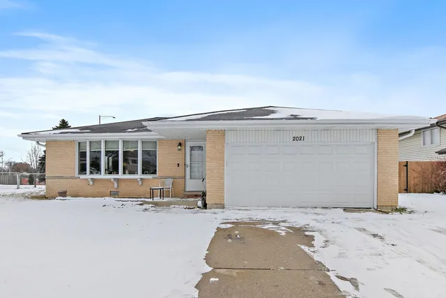 $425,000 | 2021 West Spring Ridge Drive, Arlington Heights, IL 60004