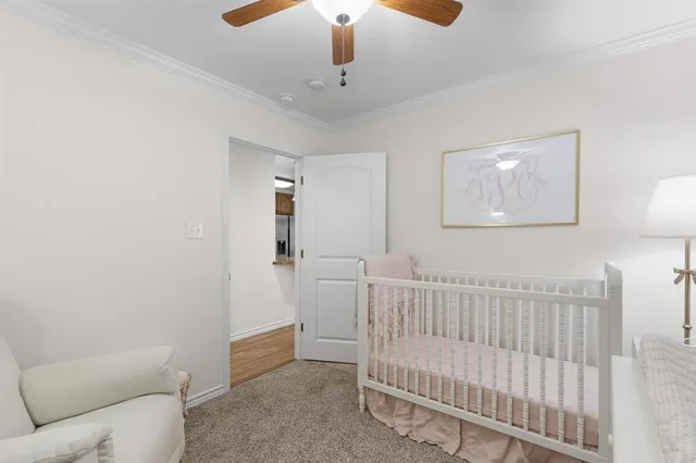 a view of livingroom with furniture and ceiling fan