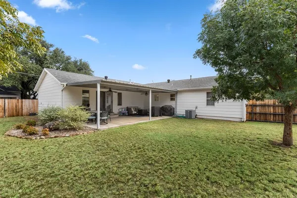a view of a house with backyard and garden