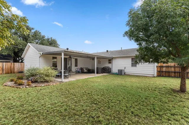 a view of a house with backyard and garden