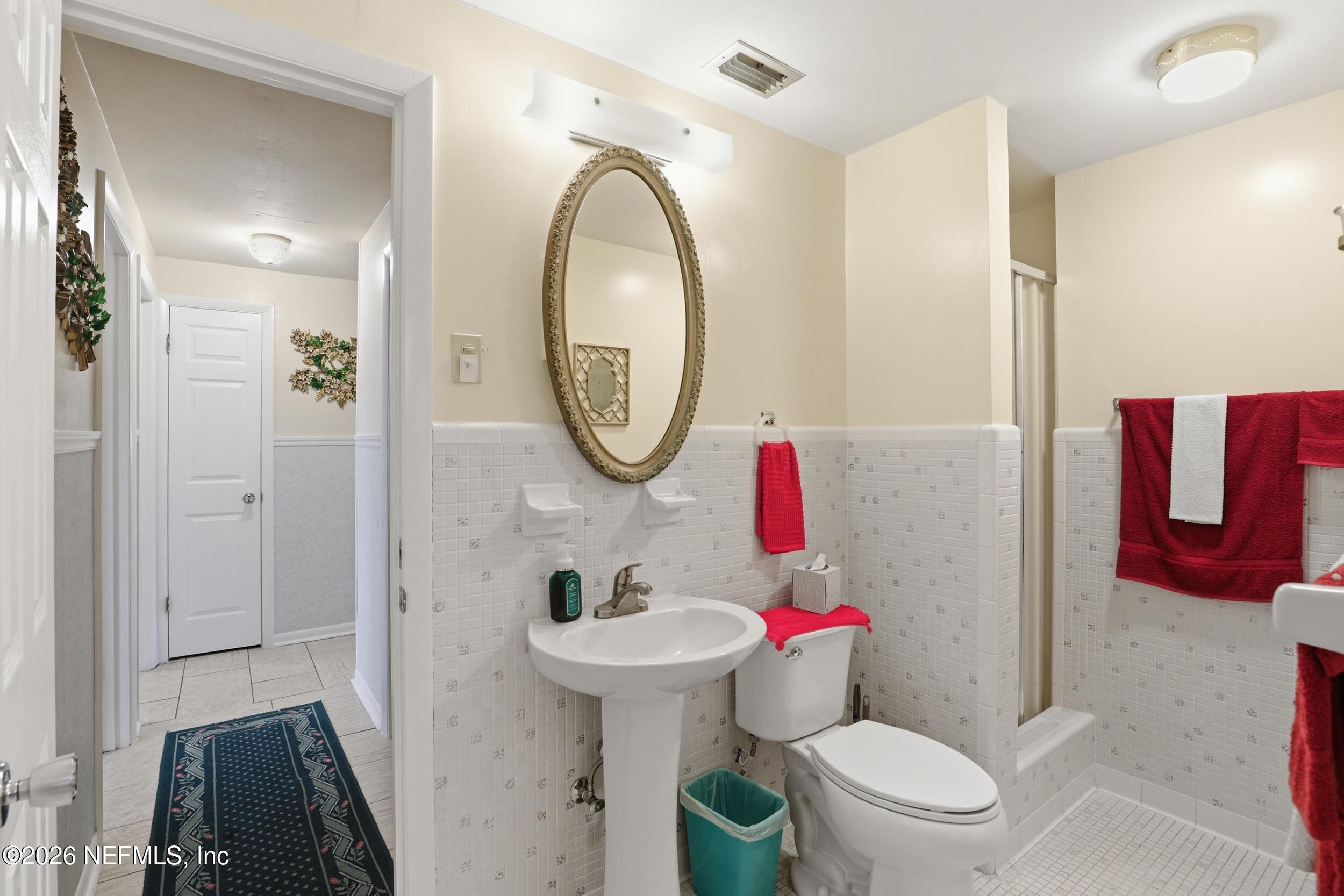 295 Northwest Berea Avenue Keystone Heights, FL 32656 - Photo 21 of 49 a bathroom with a toilet sink vanity tub and mirror