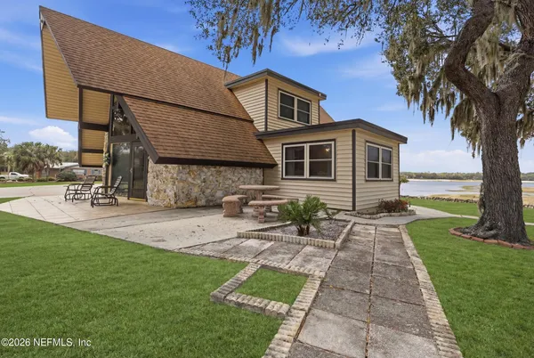 a view of a house with a yard