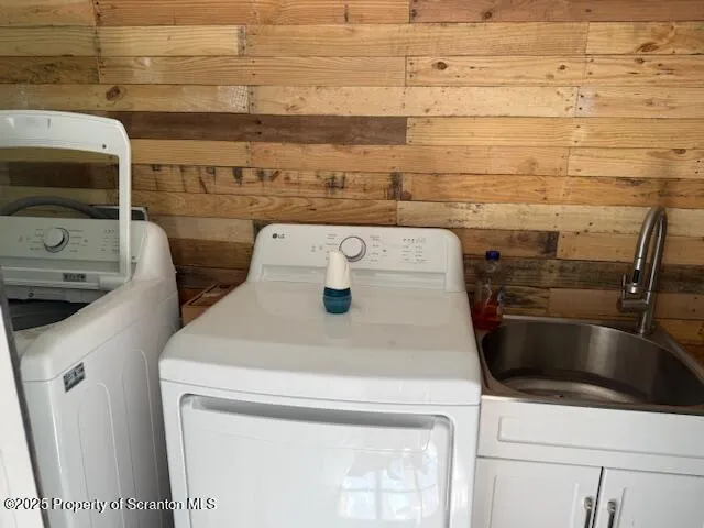 a close up view of washer and dryer