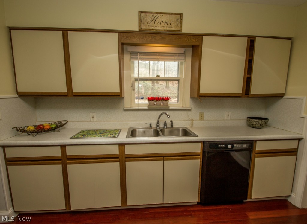 3570 Woodridge Road Cleveland Heights, OH 44121 - Photo 7 of 24 Lots of space for creative chefs.